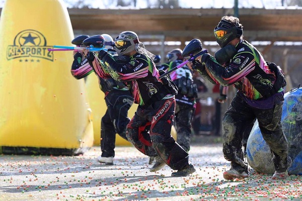 équipe qui fait du paintball